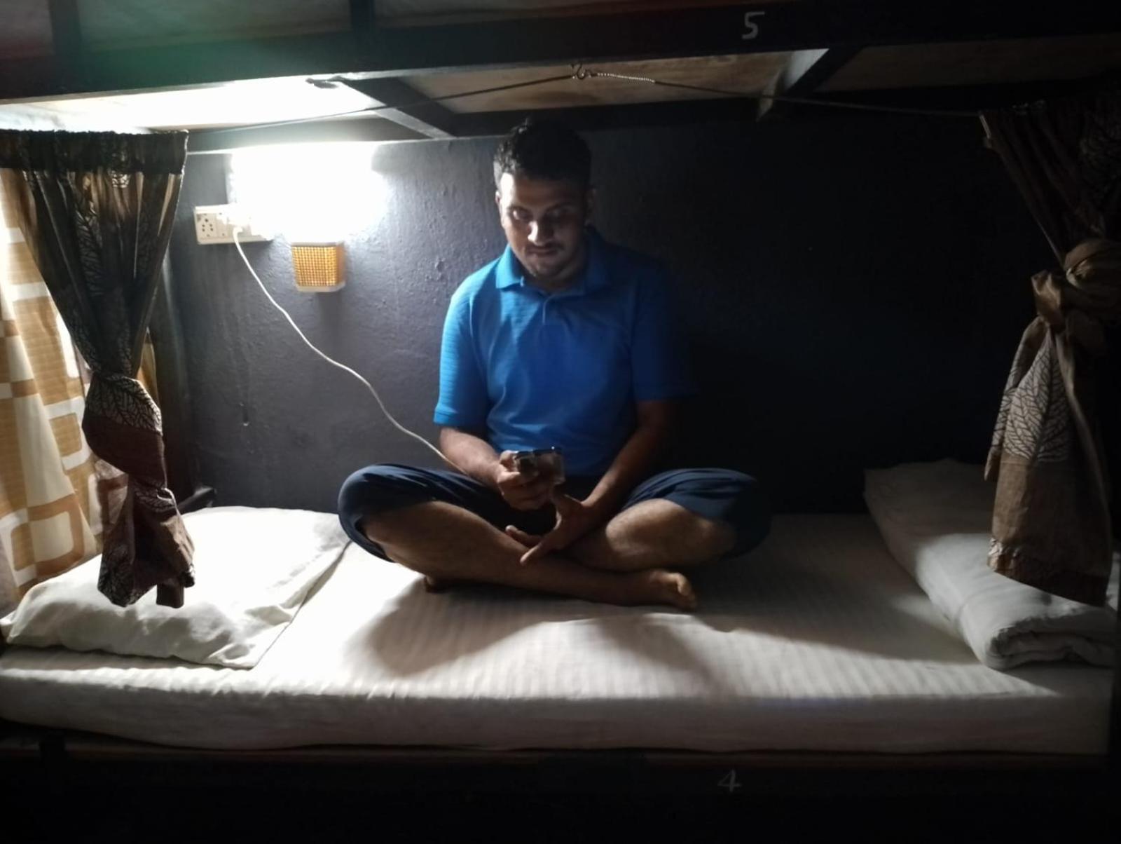 Bapuji Dormitory Hostel Мумбаи Экстерьер фото