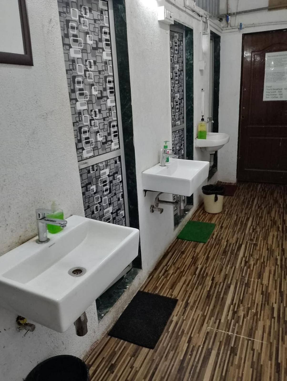 Bapuji Dormitory Hostel Мумбаи Экстерьер фото